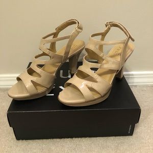 Naturalizer Dianna nude heels